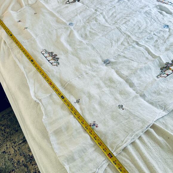 VTG Linen ? White Cross Stitch Square Tablecloth Asian Chinese Statue Decor - Picture 9 of 9